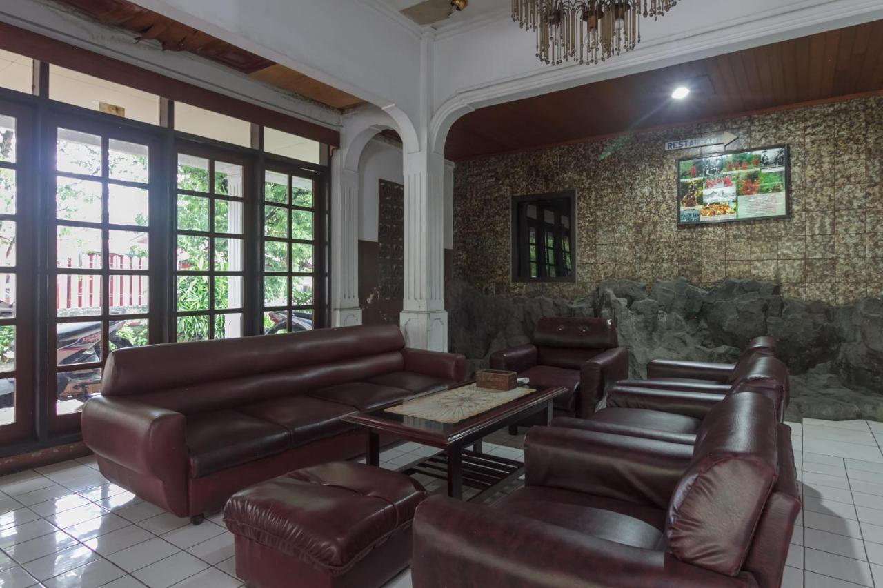 Hôtel Reddoorz At Jalan Babepalar Rike Manado Extérieur photo